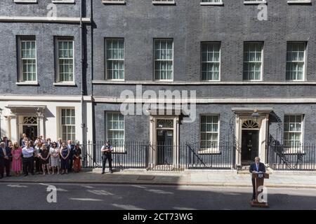 Il primo ministro Boris Johnson ha pronunciato il suo primo discorso come PM al di fuori del n. 10 Downing Street con il personale che guarda a Westminster, 24 luglio 2019, Londra, Regno Unito Foto Stock