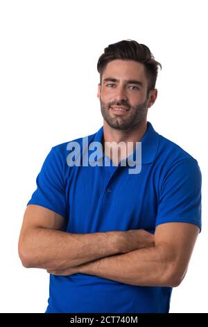 Ritratto di sano bell'uomo modello in posa casual outfit con bracci ripiegati isolati su sfondo bianco Foto Stock