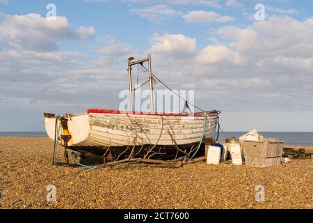 Aldeburgh, Suffolk. REGNO UNITO. 2020. Barca da pesca abbandonata sulla spiaggia di Aldeburgh in una bella luce notturna. Foto Stock