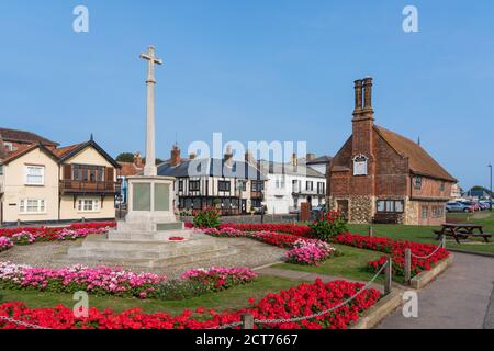 Aldeburgh, Suffolk. REGNO UNITO. 2020. Vista del War Memorial, la Moot Hall e Mill Inn pub ad Aldeburgh, Foto Stock