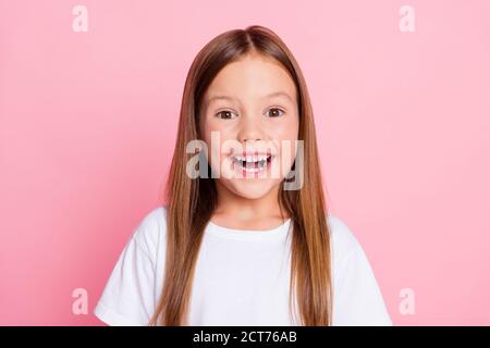 Primo piano ritratto di lei bella-aspetto attraente allegra allegra allegria felice sana ragazza dai capelli lunghi godendo di tempo libero vita sogno ridere Foto Stock