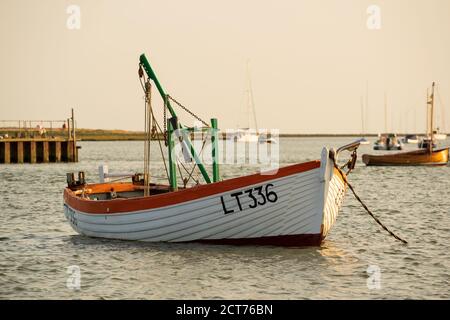 Slaughden, Aldeburgh, Suffolk. REGNO UNITO. 11 Settembre 2020. Uomo che lavora in barca sul fiume Alde la sera. Foto Stock