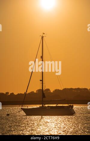 Slaughden, Aldeburgh, Suffolk. REGNO UNITO. 15 settembre 2020. Scenario di barche e barche ormeggiate sul fiume Alde a Aldeburgh Yacht Club in serata. Foto Stock