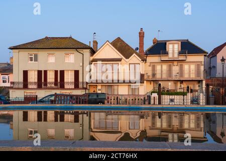 Aldeburgh, Suffolk, Regno Unito. Settembre 2020. Vista degli edifici presso il laghetto della barca al mattino presto. Foto Stock