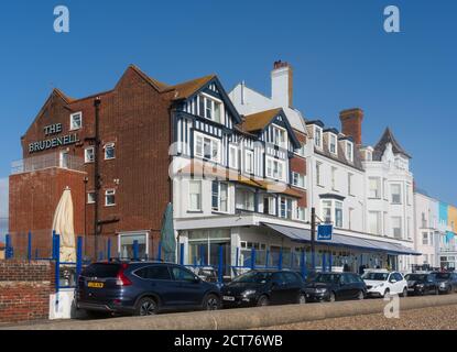 Aldeburgh, Suffolk. REGNO UNITO. Settembre 2020. L'esterno del Brudenell Hotel sulla pista di Crag. Foto Stock