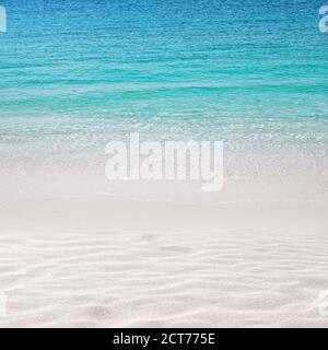 Sfondo di spiaggia di sabbia bianca. Mare turchese cristallino. Paradiso estivo. Onde del vento. Foto Stock