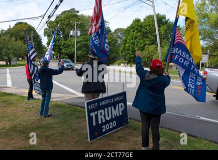 Raduno a bordo strada per la rielezione di Donald Trump al presidente degli Stati Uniti. Brewster, Massachusetts, su Cape Cod, USA Foto Stock