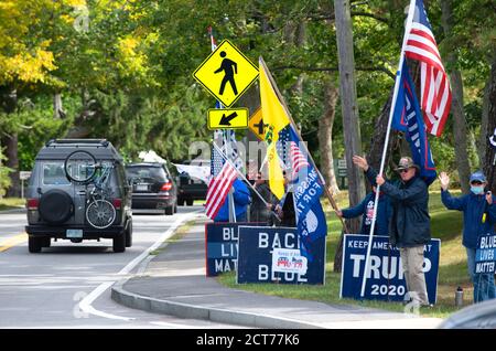 Raduno a bordo strada per la rielezione di Donald Trump al presidente degli Stati Uniti. Brewster, Massachusetts, su Cape Cod, USA Foto Stock