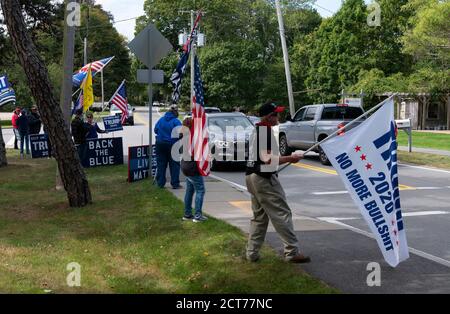 Raduno a bordo strada per la rielezione di Donald Trump al presidente degli Stati Uniti. Brewster, Massachusetts, su Cape Cod, USA Foto Stock