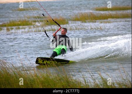 Kiteboarding - Paine's Creek Beach, Brewster, Massachusetts, su Cape Cod, Stati Uniti Foto Stock