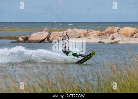 Kiteboarding - Paine's Creek Beach, Brewster, Massachusetts, su Cape Cod, Stati Uniti Foto Stock