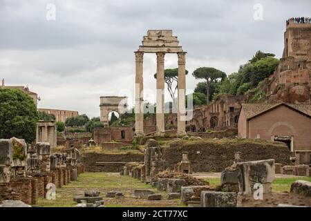 Tre colonne in piedi dalle rovine del Tempio di Castor e Pollux nel Foro Romano, Roma, Italia Foto Stock