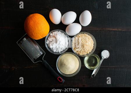 Ghreyba (Coconut Marocchino Cookies) ingredienti: Farina di semola, fiocchi di cocco e altri ingredienti per biscotti Foto Stock