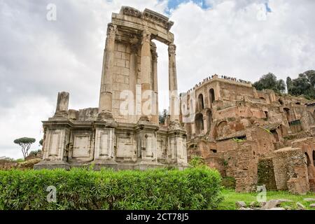 Vista del Tempio di Vesta dalla Via Sacra. Le rovine il Tempio di Vesta nel Foro Romano è uno dei templi più antichi di Roma, Italia Foto Stock