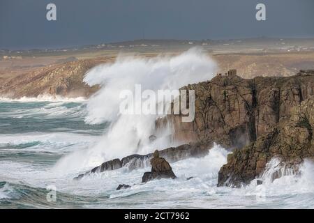 Onde che si infrangono su Pedn-men-du durante Storm Ciara, Sennen, Cornovaglia, Inghilterra, Regno Unito Foto Stock