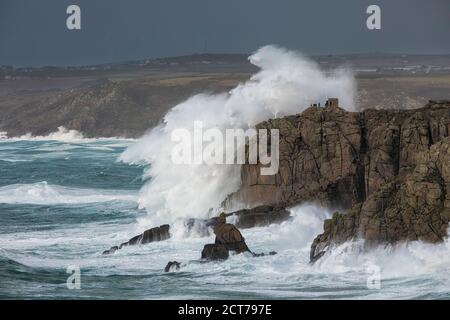 Onde che si infrangono su Pedn-men-du durante Storm Ciara, Sennen, Cornovaglia, Inghilterra, Regno Unito Foto Stock