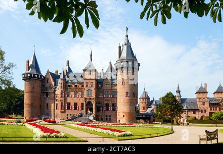 Haarzuilens. Castello l'Haar e i giardini circostanti in una giornata di sole. Lato ingresso dell'edificio. Utrecht, Paesi Bassi. Foto Stock