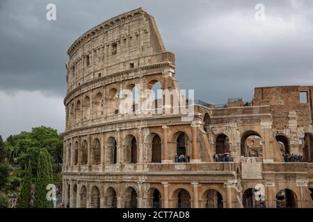 Turisti in visita al Colosseo di Roma. Il Colosseo è una delle principali attrazioni turistiche di Roma Foto Stock