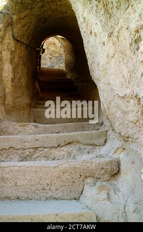 Passaggi all'interno della Città medievale della Grotta di Vardzia sul Monte Erusheti vicino alla Città di Aspindza, Georgia meridionale Foto Stock