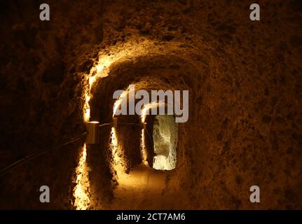 Luce alla fine del tunnel all'interno della Città medievale della Grotta di Vardzia sul Monte Erusheti vicino alla città di Aspindza, Georgia Foto Stock
