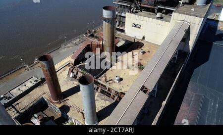 Smokestacks sopra una centrale chiusa di carbone Foto Stock