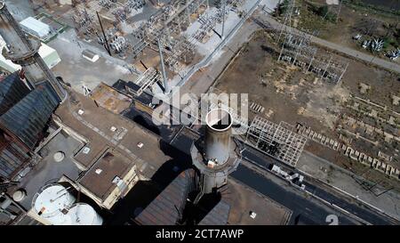 Smokestacks sopra una centrale chiusa di carbone Foto Stock