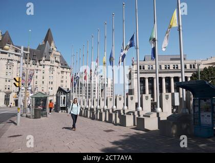 Ottawa. 21 settembre 2020. Bandiere di tutte le province e territori volarono a metà albero in memoria dell'ex PM John Turner, morto questo fine settimana Foto Stock