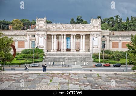 Roma,Italia - 15 maggio 2016:la Galleria Nazionale d'Arte moderna è una galleria d'arte a Roma, fondata nel 1883 e dedicata all'arte moderna e contemporanea Foto Stock