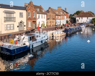 St Ives Cambridgeshire, Regno Unito. 21 Settembre 2020. Alla vigilia dell'equinozio autunnale, la gente si siede e si gode una calda serata di sole sulla banchina accanto alle barche sul fiume Great Ouse. Domani si prevede anche di essere bene e caldo nell'Est dell'Inghilterra, l'ultimo giorno prima che il tempo è impostato per diventare più freddo e più umido, Credit: Julian Eales/Alamy Live News Foto Stock