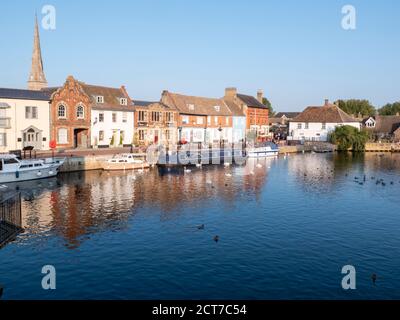 St Ives Cambridgeshire, Regno Unito. 21 Settembre 2020. Alla vigilia dell'equinozio autunnale, la gente si siede e si gode una calda serata di sole sulla banchina accanto alle barche sul fiume Great Ouse. Domani si prevede anche di essere bene e caldo nell'Est dell'Inghilterra, l'ultimo giorno prima che il tempo è impostato per diventare più freddo e più umido, Credit: Julian Eales/Alamy Live News Foto Stock