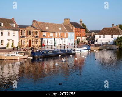 St Ives Cambridgeshire, Regno Unito. 21 Settembre 2020. Alla vigilia dell'equinozio autunnale, la gente si siede e si gode una calda serata di sole sulla banchina accanto alle barche sul fiume Great Ouse. Domani si prevede anche di essere bene e caldo nell'Est dell'Inghilterra, l'ultimo giorno prima che il tempo è impostato per diventare più freddo e più umido, Credit: Julian Eales/Alamy Live News Foto Stock