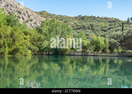 Lago di Zaros sull'isola di Creta, Grecia. Vista sul lago di Zaros con riflessi sull'acqua. Lago con cielo blu. Foto Stock