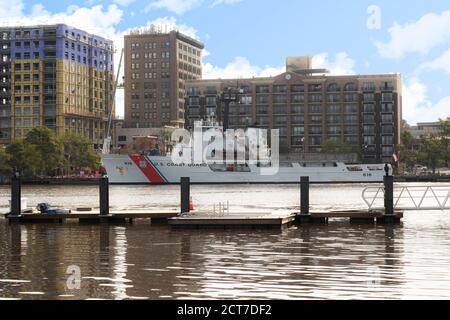 Wilmington, NC/USA - 2/11/2020: L'USCGC Vigilant (WMEC-617) prende il porto temporaneo a Wilmington, NC. Foto Stock