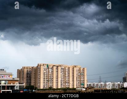 Crepuscolo aereo di bouldings con calde luci arancioni che brillano fuori degli uffici e delle residenze di recente costruzione Foto Stock