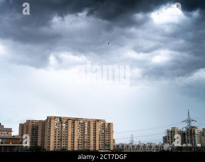 Crepuscolo aereo di bouldings con calde luci arancioni che brillano fuori degli uffici e delle residenze di recente costruzione Foto Stock