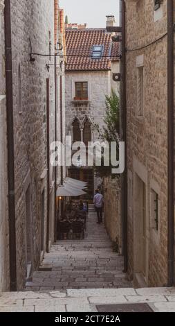 Hvar/Croazia-6 agosto 2020: Ripide, strette, strade di pietra della città di Hvar, con bei piccoli caffè e ristoranti circondati da incredibile dalmazia Foto Stock