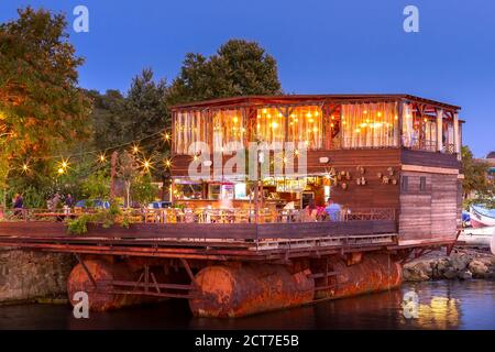 Pomorie, Bulgaria - 15 settembre 2020: Terrazza vista mare del bar e ristorante sulla spiaggia in città e località balneare sul Mar Nero Foto Stock