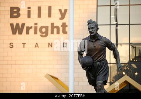 La statua di Billy Wright fuori dallo stadio prima della partita della Premier League a Molineux, Wolverhampton. Foto Stock