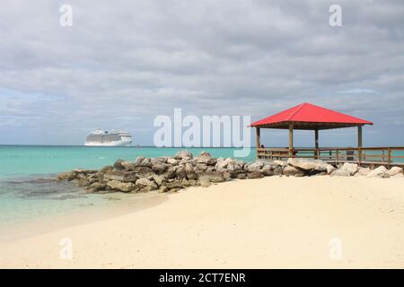 Nave da crociera ancorata al largo delle coste di un'isola caraibica Nelle Bahamas Foto Stock