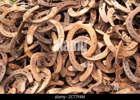 Grande mucchio di vecchi ferro di cavallo arrugginiti Foto Stock