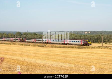 Treno passeggeri Voyager Express Classe 220 con servizio di sci di traversata che passa da Plawsworth, Co. Durham, Inghilterra, Regno Unito Foto Stock