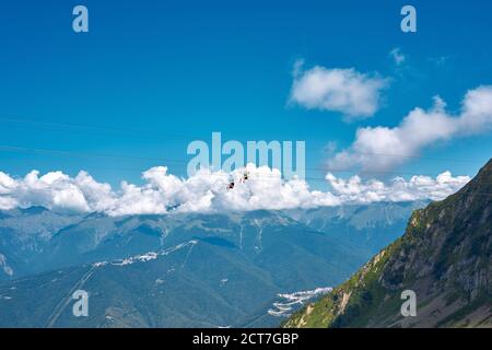 Grande zipline alta in montagna Foto Stock