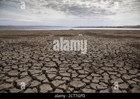 Istanbul. 21 Settembre 2020. Foto scattata il 21 settembre 2020 mostra il letto di un lago di Istanbul, in Turchia. La gigantesca metropoli turca di Istanbul ha cercato di far fronte alla carenza d'acqua alimentata da precipitazioni inefficienti e da una stagione estiva secca. Il livello dell'acqua in nove diverse dighe che hanno fornito le esigenze della città è sceso al 40% a partire da lunedì, in calo dal 52% nello stesso periodo dell'anno scorso. Credit: Osman Orsal/Xinhua/Alamy Live News Foto Stock