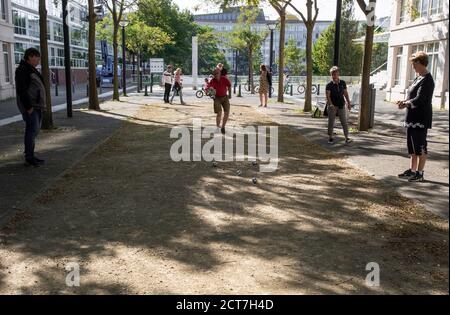 Burgemeester de Monchyplein, l'Aia. Paesi Bassi. Domenica 20 settembre, 2020. Casa lontano da casa! Gli espatriati francesi locali si divertano con una partita a Pétanque in questo pomeriggio caldo e soleggiato, all'Aia. Il gioco del curry ha avuto origine tra il 1907 e il 1910 a la Ciotat, nel regno di Francia in Provenza. Credit: Charles M. Vella/ Vella/Alamy Live News Foto Stock