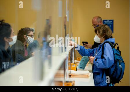 I funzionari delle elezioni assistono gli elettori del tribunale della contea di Arlington il terzo giorno del primo voto di persona ad Arlington, Virginia, lunedì 21 settembre 2020. Lo stato della Virginia ha iniziato a votare in prima persona per le elezioni generali del 2020 venerdì 18 settembre 2020. (Foto di Rod Lamkey Jr./SIPA USA) Credit: Sipa USA/Alamy Live News Foto Stock