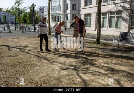 Burgemeester de Monchyplein, l'Aia. Paesi Bassi. Domenica 20 settembre, 2020. Casa lontano da casa! Gli espatriati francesi locali si divertano con una partita a Pétanque in questo pomeriggio caldo e soleggiato, all'Aia. Il gioco del curry ha avuto origine tra il 1907 e il 1910 a la Ciotat, nel regno di Francia in Provenza. Credit: Charles M. Vella/ Vella/Alamy Live News Foto Stock