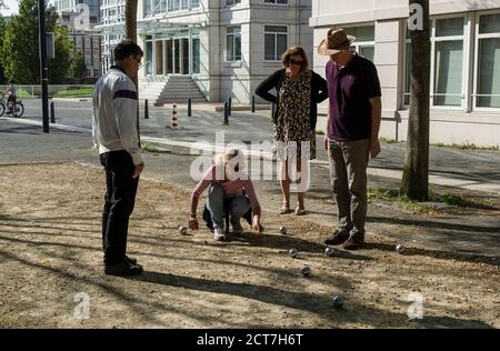 Burgemeester de Monchyplein, l'Aia. Paesi Bassi. Domenica 20 settembre, 2020. Casa lontano da casa! Gli espatriati francesi locali si divertano con una partita a Pétanque in questo pomeriggio caldo e soleggiato, all'Aia. Il gioco del curry ha avuto origine tra il 1907 e il 1910 a la Ciotat, nel regno di Francia in Provenza. Credit: Charles M. Vella/ Vella/Alamy Live News Foto Stock