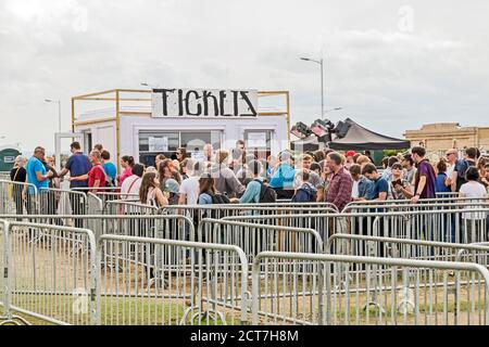 Coda di visitatori per l'ingresso alla mostra d'arte di Banksy Dismaland a Weston-super-Mare, Regno Unito, il 29 agosto 2015 Foto Stock