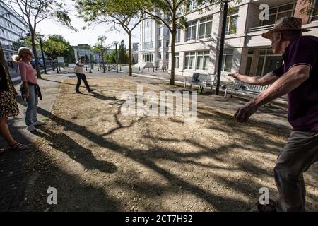 Burgemeester de Monchyplein, l'Aia. Paesi Bassi. Domenica 20 settembre, 2020. Casa lontano da casa! Gli espatriati francesi locali si divertano con una partita a Pétanque in questo pomeriggio caldo e soleggiato, all'Aia. Il gioco del curry ha avuto origine tra il 1907 e il 1910 a la Ciotat, nel regno di Francia in Provenza. Credit: Charles M. Vella/ Vella/Alamy Live News Foto Stock