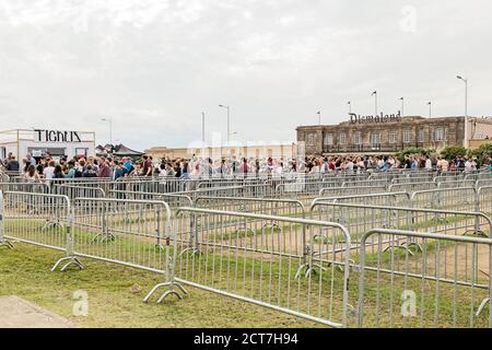 Coda di visitatori per l'ingresso alla mostra d'arte di Banksy Dismaland a Weston-super-Mare, Regno Unito, il 29 agosto 2015 Foto Stock